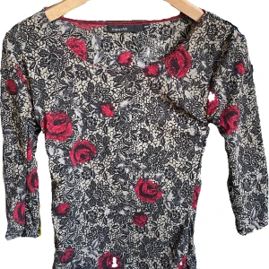 Tröja - Jättefin meshtröja med blommor på 💕 insydd på sidorna men det går att sprätta upp 