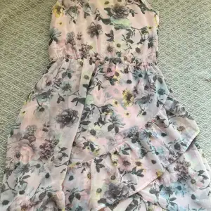 En rosa-blommig klänning i nyskick. Aldrig använd och är köpt för 399kr på Kappahl. Perfekt när man ska ut eller bara till vardags på sommaren. 