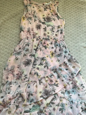 Blommig klänning  - En rosa-blommig klänning i nyskick. Aldrig använd och är köpt för 399kr på Kappahl. Perfekt när man ska ut eller bara till vardags på sommaren. 