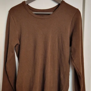Djerf Avenue - Daily Long Sleeve Top Ribbed Cocoa - Brun långärmad ribbad topp i storlek XL, har använt 2 gånger. Nypris 599kr