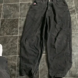 Svarta bigboys strl M - Säljer dessa då de int ekonomer till användning, de är i bra skick men hsr ett hål i högra fickan men som inte stör allt för mycket samt lite slitna nere vid foten