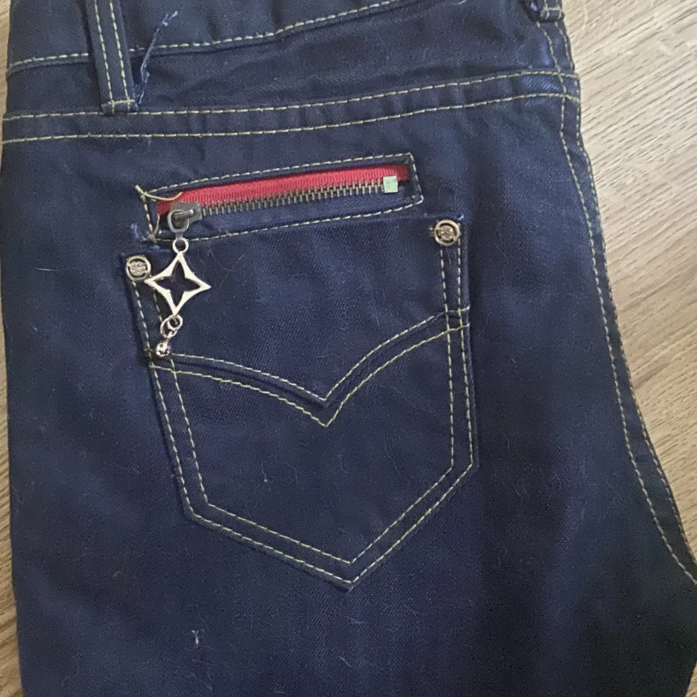 Jätte fina byxor som jag nog aldrig använt, de är i parfekt skick och inga defekter . Jeans & Byxor.