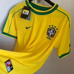 Helt ny brazil tröja Kommer in plastad med tags och påse Ingen namn på ryggen, dock finns r9 exempelvis och andra spelare tillgänglig. Strl S, passar M 