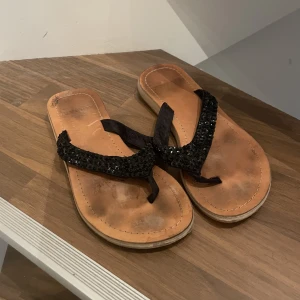 Sandaletter med svarta paljett detaljer  - Fina sandaletter med svart paljett detaljer. Använda, men fortfarande i fint skick
