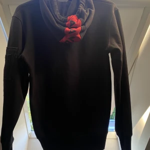 Alpha industries hoodie - Nästan oanvänd, inga hål osv. Som ny. 