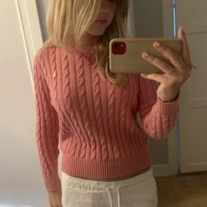 Stickad polo - Så söt mörkrosa stickad polo tröja❤️ helt nyskick knappt använd därav priset, nypris runt 1000 säljer för 280!❤️❤️