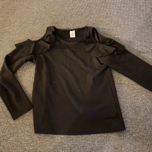 Tröja - Säljer denna fina tröja i strl 134/140. Säljer pågrund av att den är för liten, bra skick👍pris kan diskuteras 