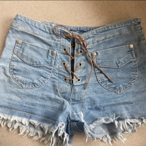 Shorts - Denim shorts med fina detaljer