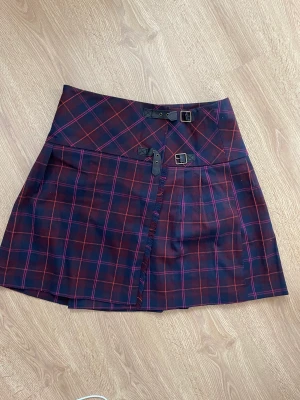 Hampton Republic  - Högmidjad rödvin färg, vintage och aldrig använt, man kan justera den med knappar storlek 40 