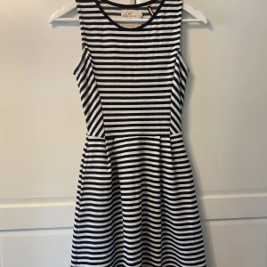 Randig klänning.  - Randig klänning från Holly & Whyte by lindex. Resår i midjan och fickor på sidorna. Storlek XS. 