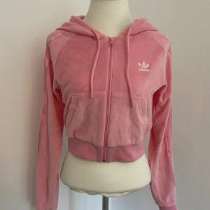 Velour tracksuit hoodie - Adidas Velour Tracksuit Hoodie i princip oanvänd. Storleken står XS men sitter mer som en S. Säljer även byxorna. Hör av dig om du har fler frågor<3 