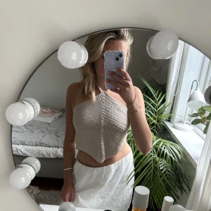 Topp med öppen rygg - Beige topp från bikbok med öppen rygg. Knappt använd så i väldigt bra skick. Storlek S.