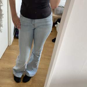 så fina ljusblåa mid waist bootcut jeans!❤️aldrig använda! storlek 170 men passar mig som brukar ha strl 34,36 eller 27