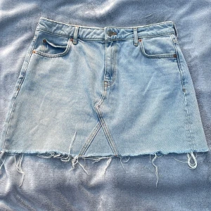 Jeanskjol, blå - Jeanskjol från mango i bra skick med fransar nedtill