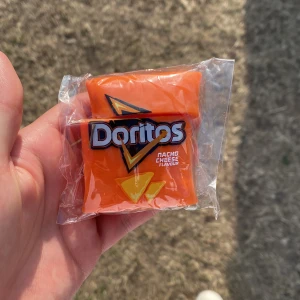 Osläppt Doritos Airpods Skal (oöppnad) - helt oöppnade, osläppta airpods (inte pro) skal från Lolapolooza 2023
