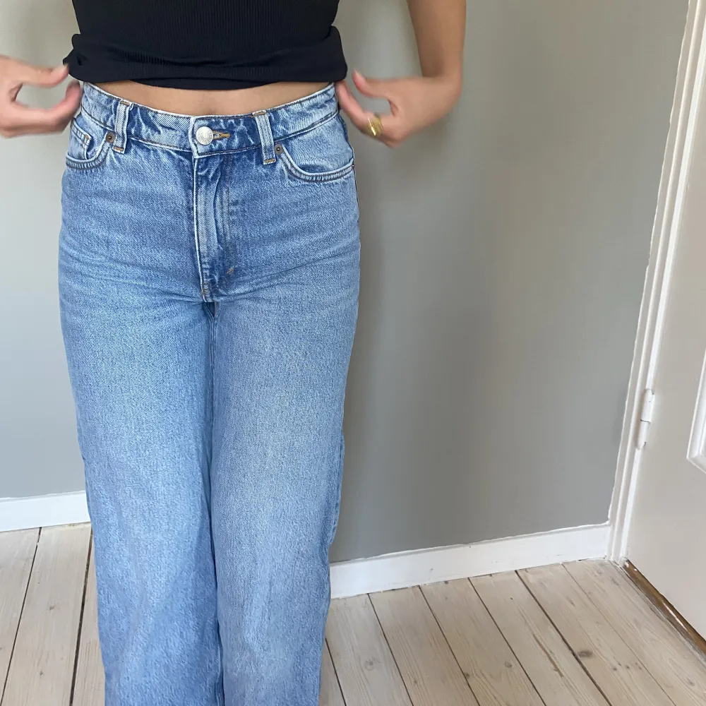 Fina jeans från monki med bra kvalitet!🫶. Jeans & Byxor.