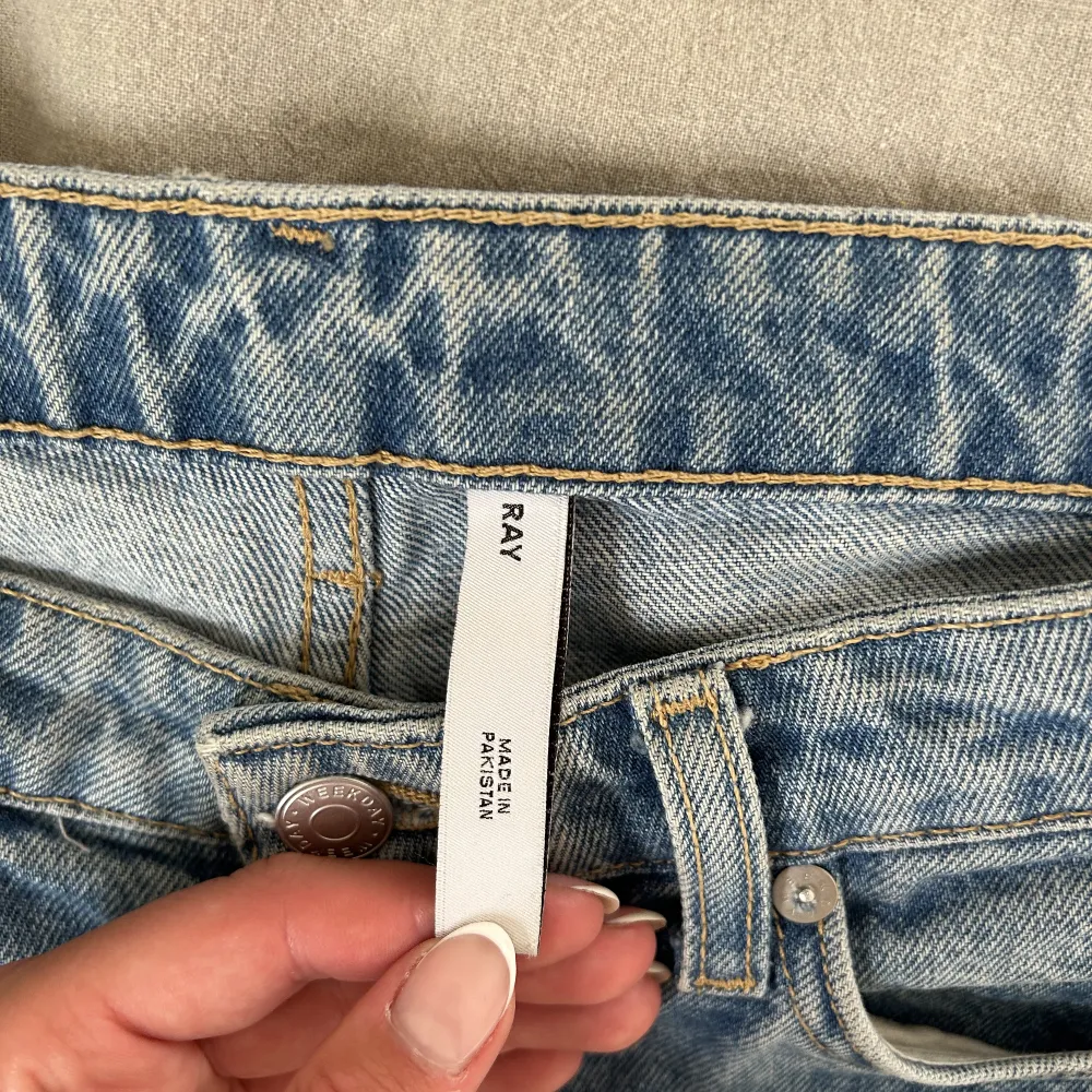 Lågmidjade ljusblåa jeans i modellen ray från weekday. Storlek 25/32. Byxorn är i mycket bra skick. Jeans & Byxor.