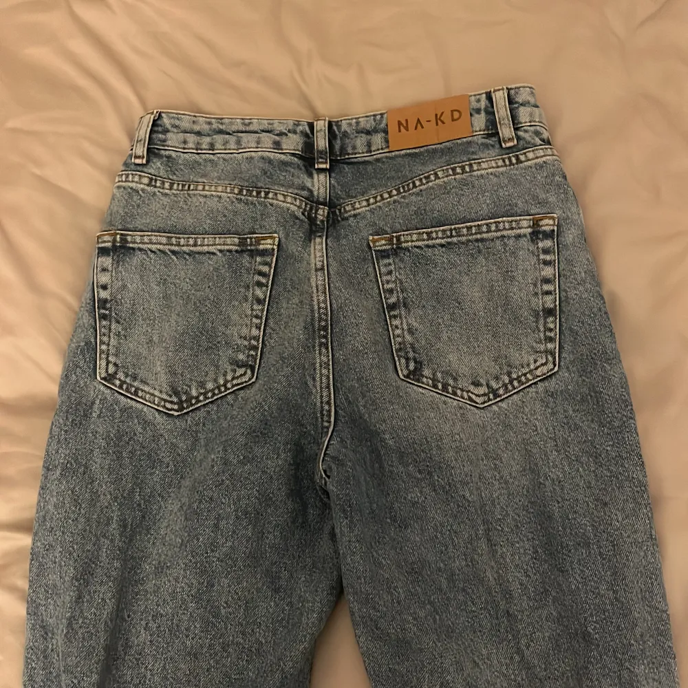 Jeans från NA-KD i bra skick. Betalas med Swish, frakten ingår inte i priset💕. Farkut & Housut.