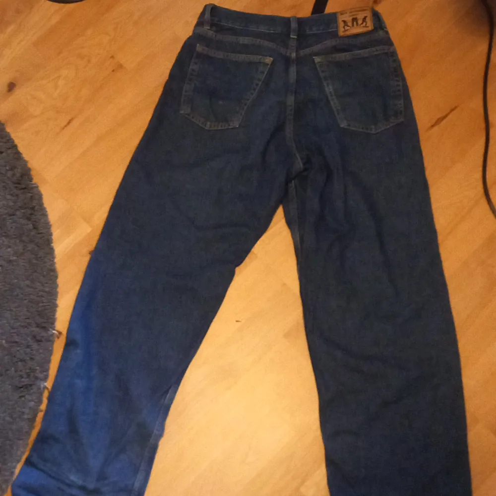 Bra kondition. Mörk blå. Mite sönder nere men resten är perfekt.. Jeans & Byxor.