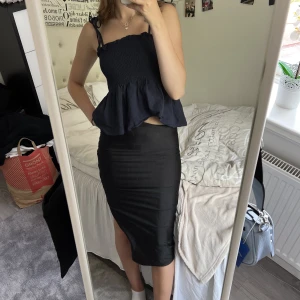 kjol - säljer denna fina kjol med slits