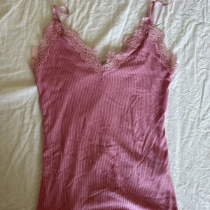 Rosa linne - Endast andvänt en gång, stretchigt matetial, köpt från newyorker