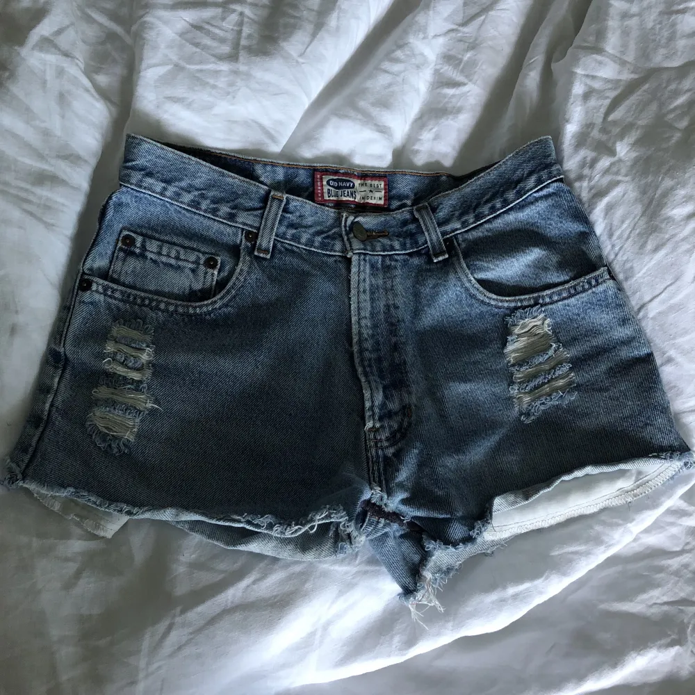 Jeansshorts i ljus tvätt och slitningar framtill. Står ingen storlek men skulle säga att de är en S. OBS. Har fler liknande shorts till salu på min profil, så kika gärna där också ❤️. Shorts.