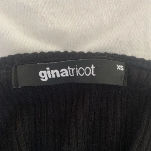 Off shoulder tröja - Jätte snygg tröja. Säljer pågrund av att jag inte använder den💗Passar perfekt nu till sommaren eftersom att den inte har så tjockt material