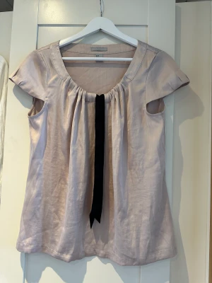 Blus h&m 🩷 - Storlek 38 men sitter som en 36a. Så söt. Köpt på loppis. 🩷