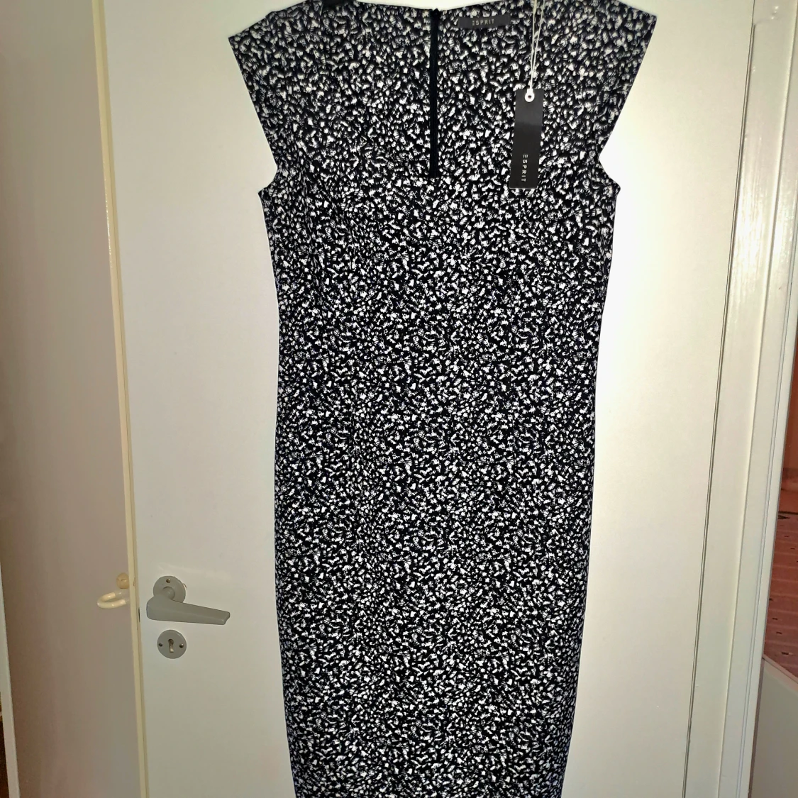 ESPRIT OANVÄND HELT NY KLÄNNING 