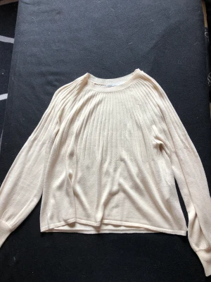 Stickad tröja  - Stickad tröja från only i storlek M, väldigt mjuk, 50kr+frakt skickar via instabox 