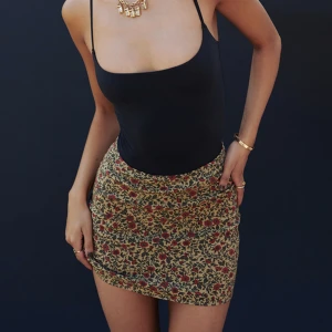 Realisation kjol - Säljer min realisation kjol ”The Cookies” i färgen Dahlia då den inte kommit till använding. Använd 1 gång. Nypris 1700kr. Priset kan diskuteras lite vid snabb affär!! Stl L men liten i stl så sitter som en low-waist S-M🧡