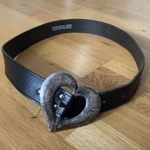 Bälte - Ett jättefint VERO MODA bälte som ja köpte för några år sedan på en second hand. Den ser lite sliten ut men är i väldigt bra skick. 