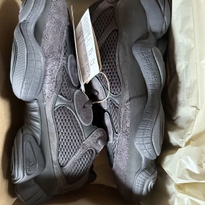 Adidas Yeezy 500 (ultility black) -  Helt nya / Äkta skor Original låda och kvitto medföljer. Skriv om du har frågor om priset, flera bilder, etc. Va inte blyg ☺️ 