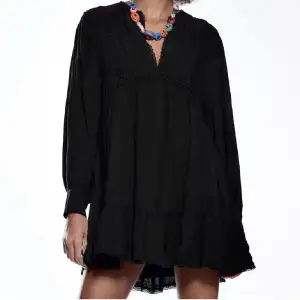 super söt svart klänning från zara som inte säljs. Perfekt för stranden och luncher❤️ använd fåtal gånger, lånade bilder❤️ tryck inte på köp nu