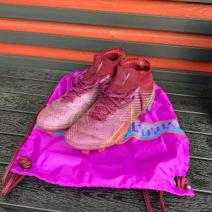 Nike mercurial superfly 9 elite kylian mbappe  - Nike fotbollskor i storlek 41 , använda en kort stund. Liten skada på tån på ena skon. Men Inget som påverkar spelet. Original skopåse inkluderas. 
