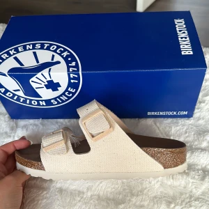 Birkenstock - Ett par sprillans nya Birken i strl 36, funkar även som 37! Prislapp och kartong kvar! Ny pris 1170, slutsåld på hemsidan!