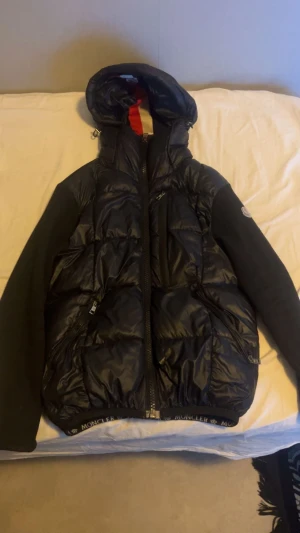 Moncler Cardigan - Jacka helt okej skick äkta lite sleten säljer den för behöver pengar så pris kan diskuteras 