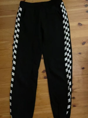 mjukisbyxor med svartvitarutor - jätte sköna dock aningen tighta och har inte används på nästan två år. köpt ifrån newyorker! 