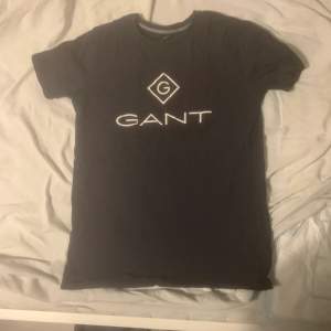 En marinblå Gant t-shirt som inte längre kommer till användning. Har använts mycket men är fortfarande i gott skick! Priset kan diskuteras. Men vill ej sälja den för lägre än 75kr