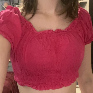 Topp - Skrikrosa topp som jag inte använder då det inte är min stil