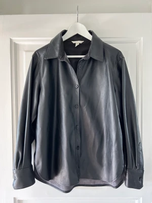 Jacka  - En svart skinnjacka (skinnkavaj) i bra skick! 