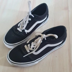 Vans-skor - Säljer ett par äkta Vansskor i storlek 37 då jag aldrig använder de. I nyskick då de endast är använda 1-2 gånger💜