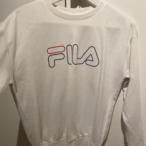 Fila sweatshirt - Hej! Säljer min vita fina fila sweatshirt! Den är knappt använd och i ny skick utan fläckar eller annat❤️