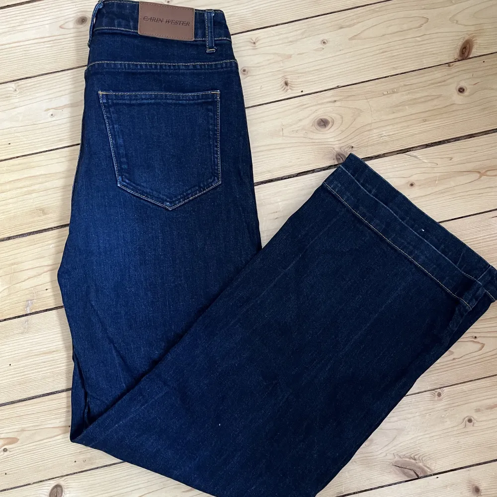 Ett par mörkblåa utsvängda jeans i storlek 38. Jeansen är i mycket bra skick. . Jeans & Byxor.