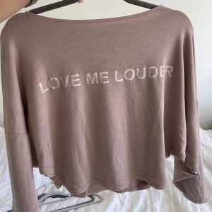 Rosa Beige Tröja - En väldig unik tröja köpt på Zara i storlek S. Materialen på tröjan är stretchig och väldig mjuk och skön. Den är även i mycket bra skick!