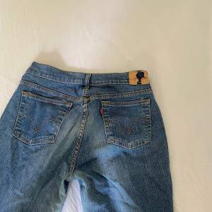 Bootcut jeans från Levis med låg/ midwaist. Trasig på baksidan av byxan vid ”lappen”. Storlek M/L, säljer då de är för stora för mig 😇