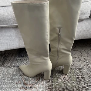 Bisnca x Nelly boots - Fin boots ifrån Biana Ingrossos kollektion hos Nelly