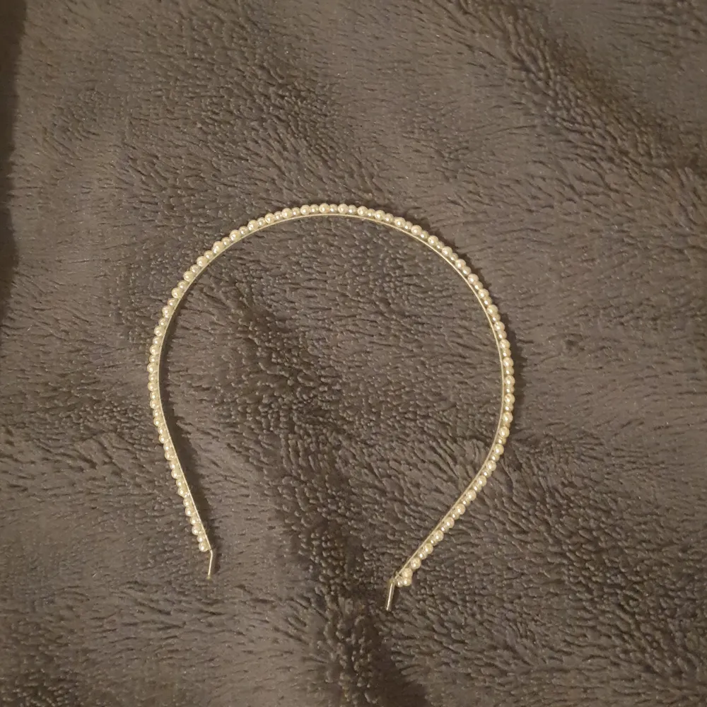 Ett pärl hårband ifrån HM, använt ca 2 gånger, säljer då den inte riktigt är min stil längre OBS: inte riktiga pärlor. Accessoarer.