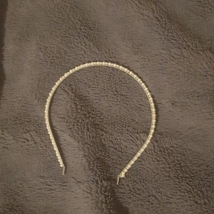 Pärl hårband - Ett pärl hårband ifrån HM, använt ca 2 gånger, säljer då den inte riktigt är min stil längre OBS: inte riktiga pärlor