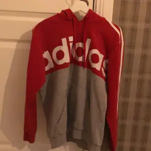 Säljer en Adidas hoodie. Färg: röd och grå. Cond: 8/10. Bra skick👌Tar bara Swish. Priset kan diskuteras😁